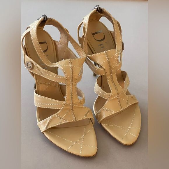 Christian Dior tan leather heels. SZ 39.5 Euro.